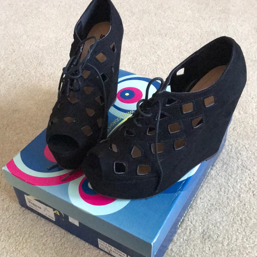BLACK LACE UP WEDGE